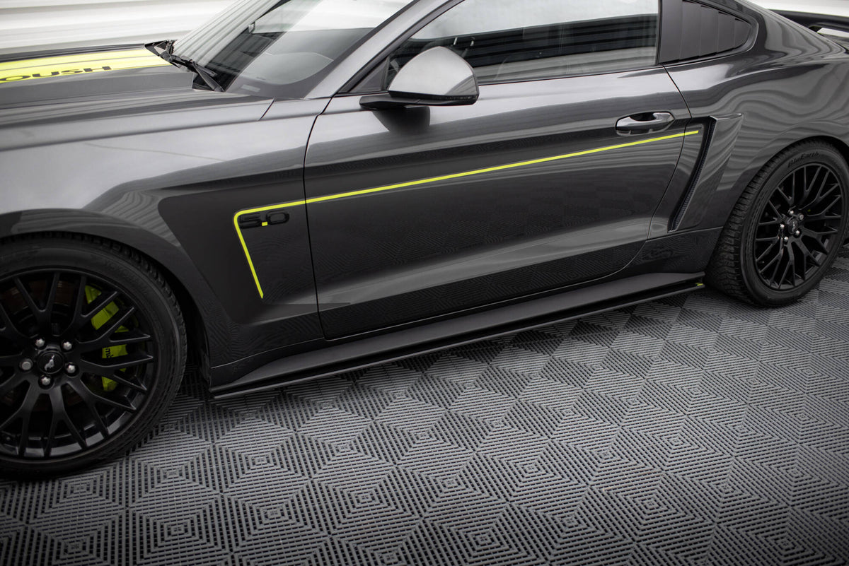 Street Pro sideskjørt diffusorer til Ford Mustang GT Mk6, sett ovenfra mot matt svart overflate