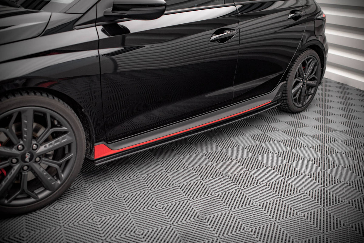 Street Pro sideskjørt-diffusorer for Hyundai i20 N Mk3 montert på bil, sett fra siden