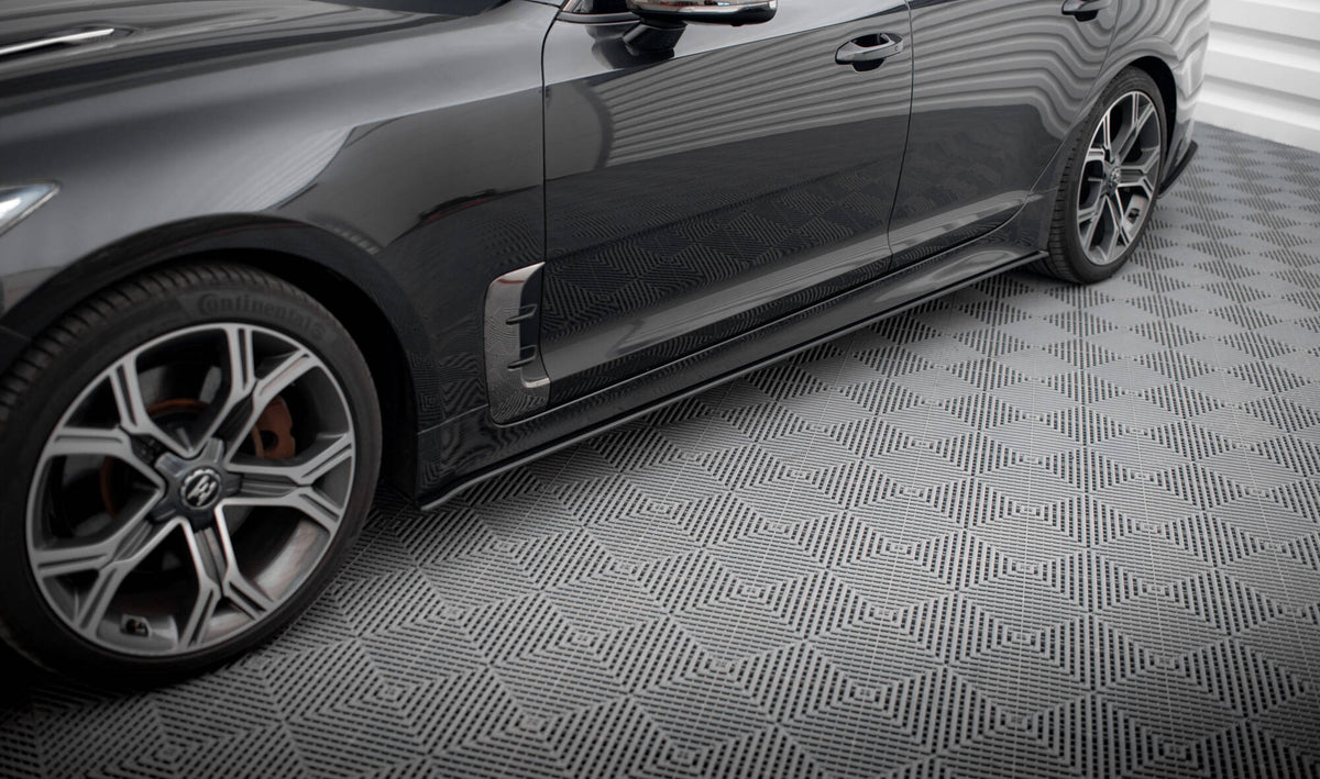 Street Pro sideskjørt-diffusorer til Kia Stinger MK1 sett i skrå vinkel forfra