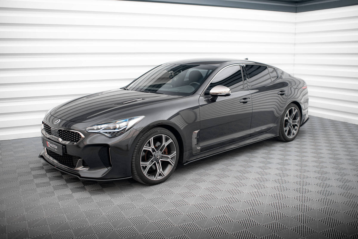 Nærbilde av Street Pro sideskjørt i blank svart ABS-plast for Kia Stinger