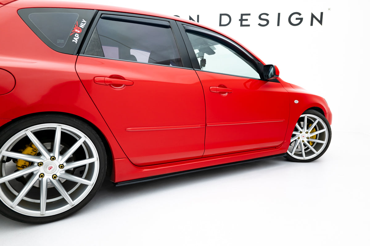 Sideskjørt diffuser montert på Mazda 3 MPS MK1, skrå vinkel fra siden