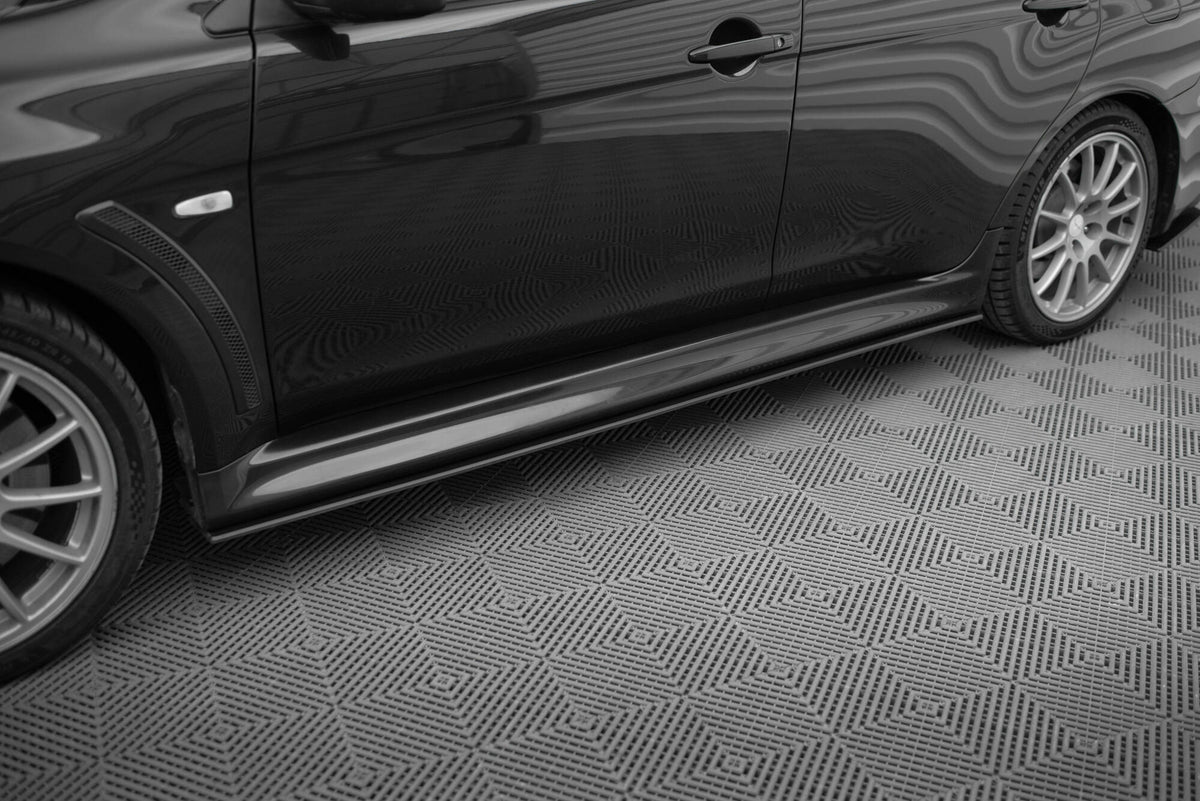 Street Pro sideskjørt diffusorer for Mitsubishi Lancer Evo X i blank svart, sett ovenfra