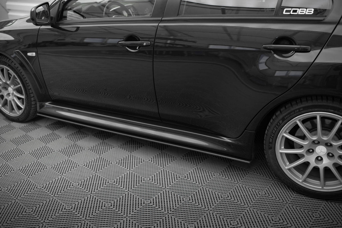 Nærbilde av ABS-plast sideskjørt diffuser med kantprofil til Mitsubishi Lancer Evo X