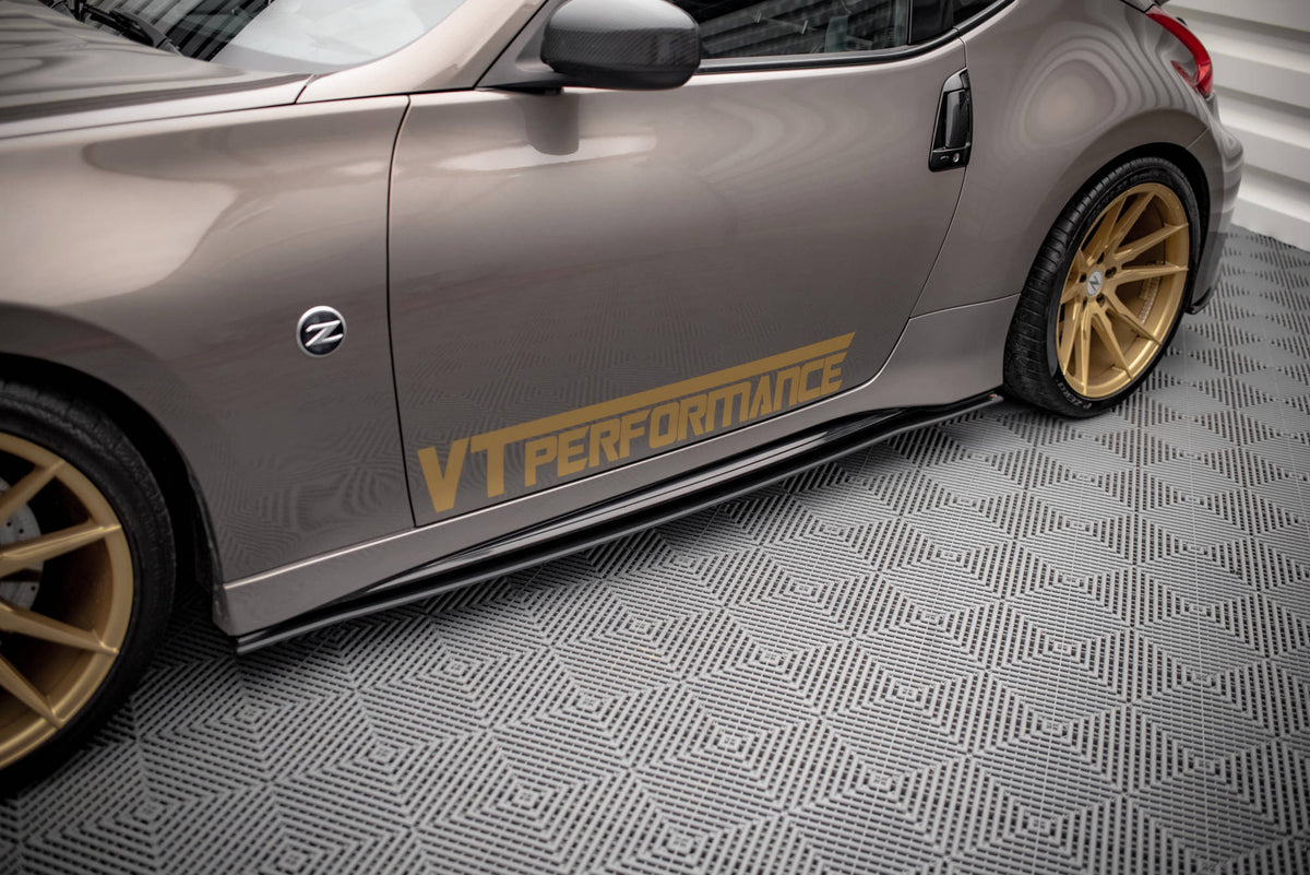 Sideskjørt diffusor montert på Nissan 370Z Nismo Facelift, skrå vinkel fra siden