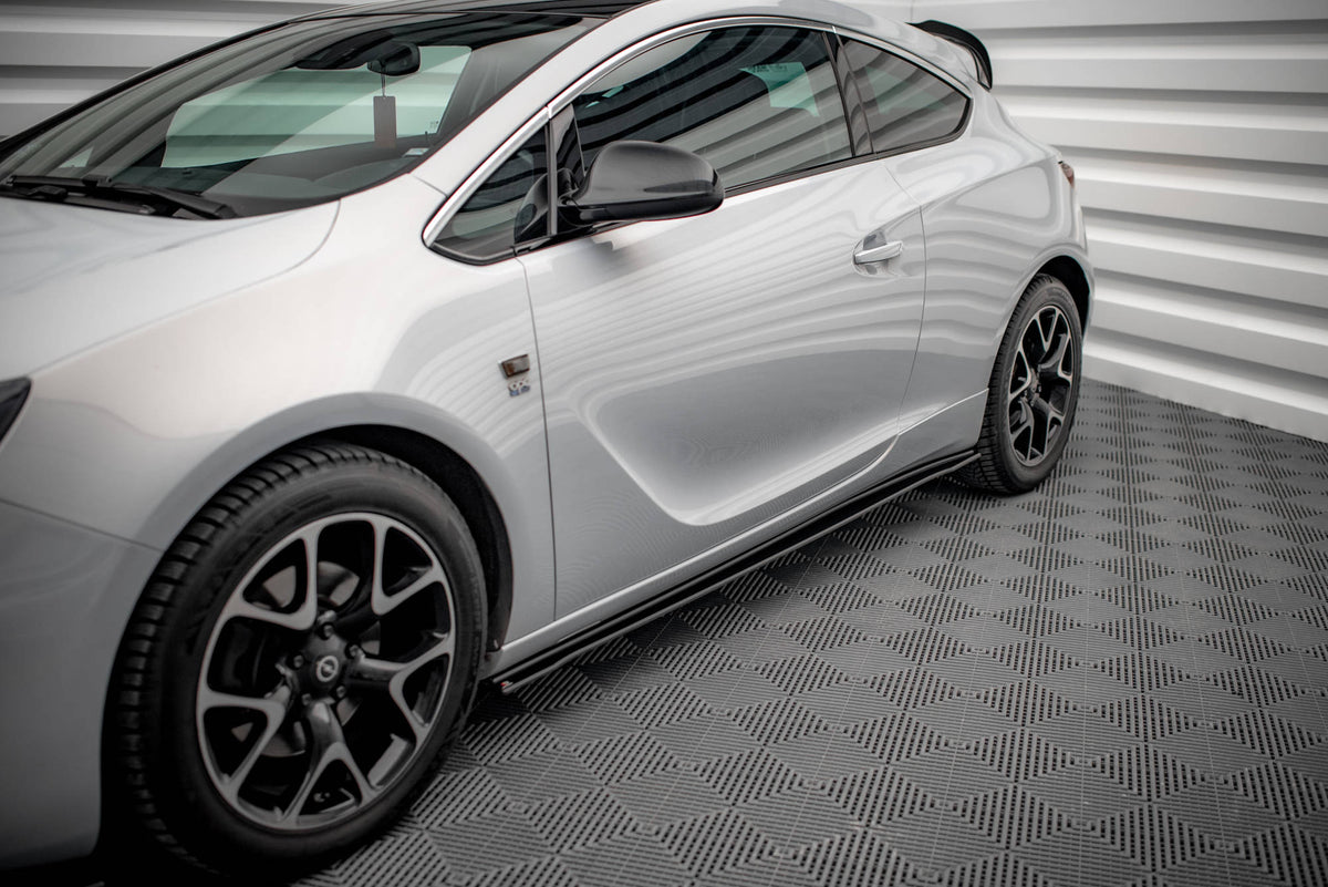 Sideskjørt diffuser montert langs terskel på Opel Astra GTC sett fra siden