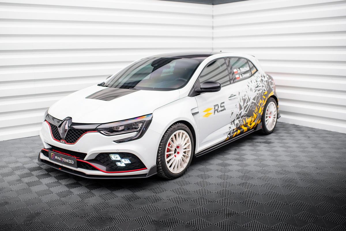 Sidepaneler montert på Renault Megane RS MK4, vist fra sidevinkel
