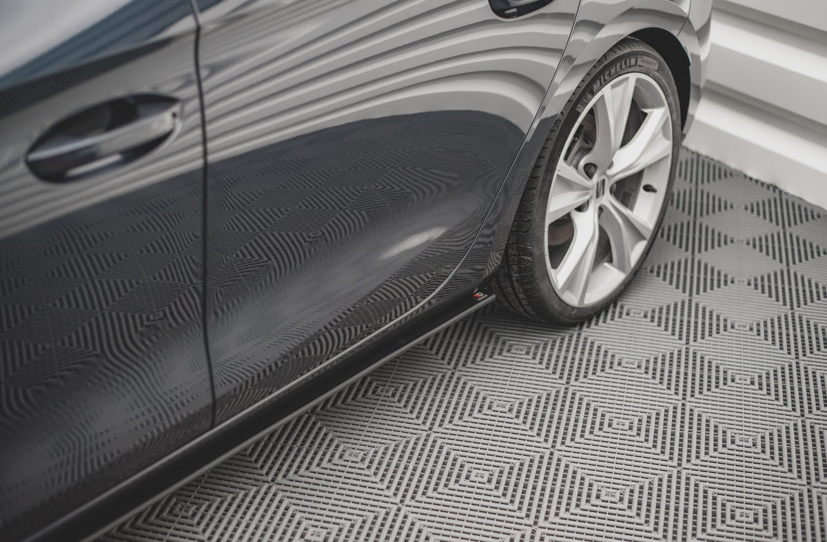 Nærbilde av CNC-frest sideskjørt i matt svart ABS-plast for Seat Leon FR Mk4
