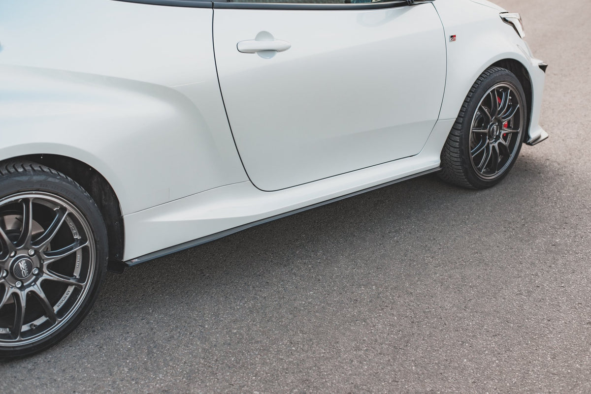 Nærbilde av CNC-kuttet sideskjørt fra Maxton M-Line for GR Yaris MK4