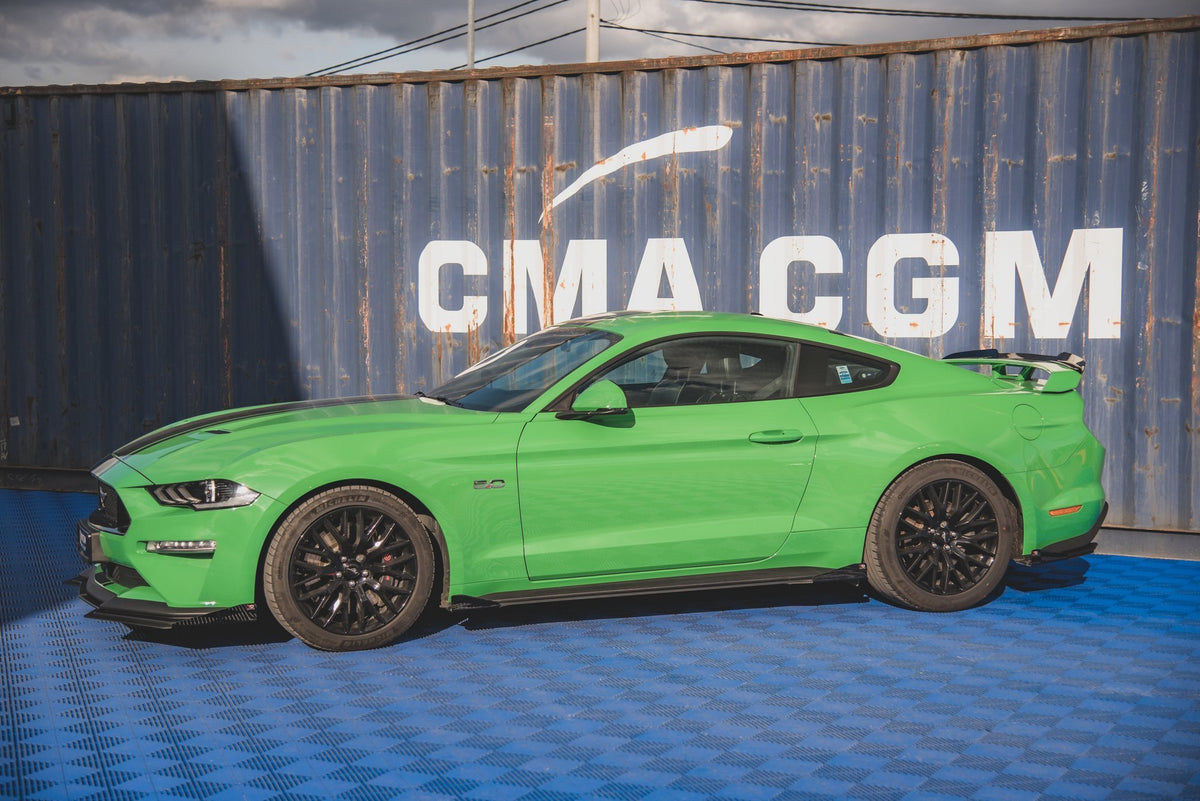 Nærbilde av CNC-frest overflate på sideskjørt til Ford Mustang GT MK6 Facelift