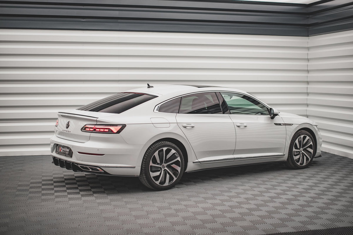 Sideskjørttillegg i matt svart på VW Arteon sett i skrå vinkel