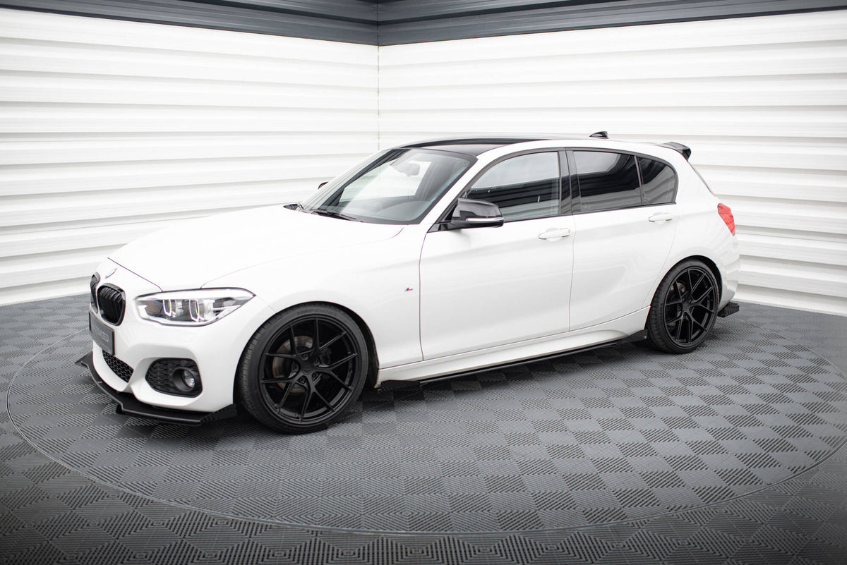 Nærbilde av flaps-detaljen på sideskjørt BMW F20 M135i M140i i matt sort finish
