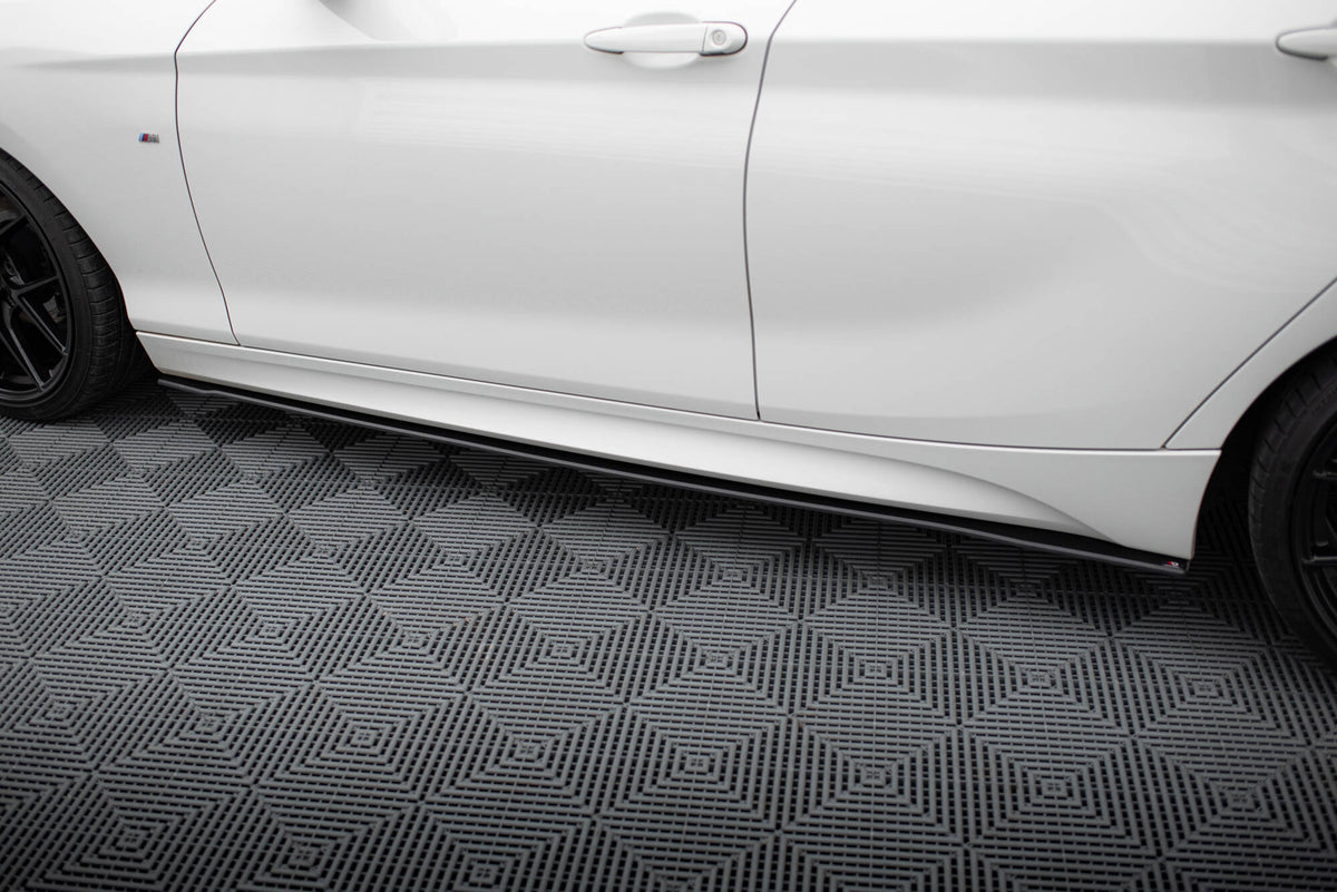 Nærbilde av 10mm sideskjørt V.2 for BMW F20 M-Pakke med presis passform langs terskel