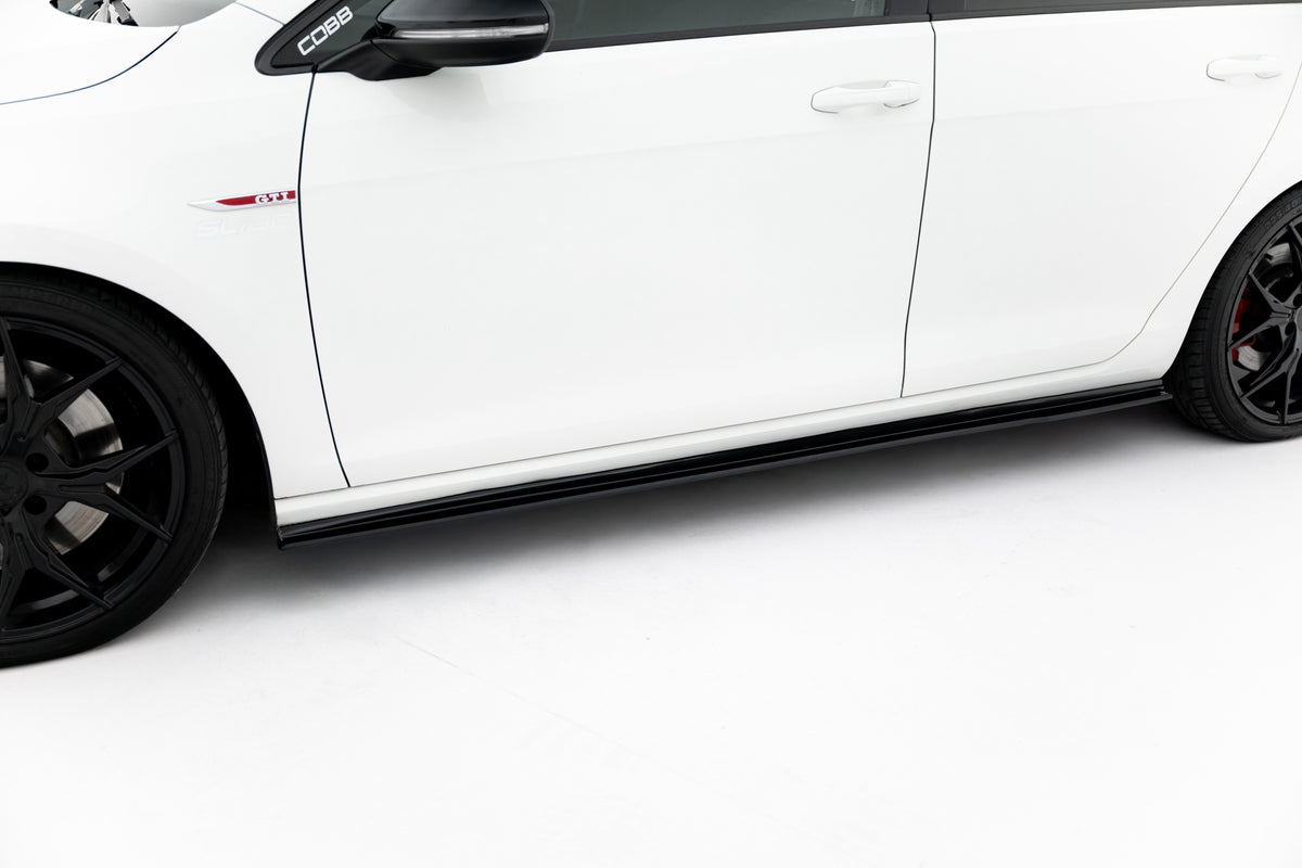 Street Pro sideskjørt-diffuser til VW Golf 7 GTI i matt svart, sett ovenfra