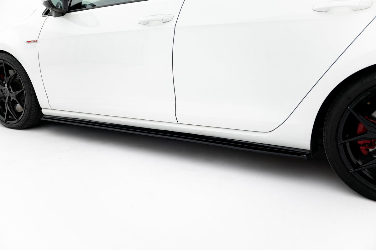 Nærbilde av Street Pro sideskjørt i 10 mm ABS-plast med kantfinish