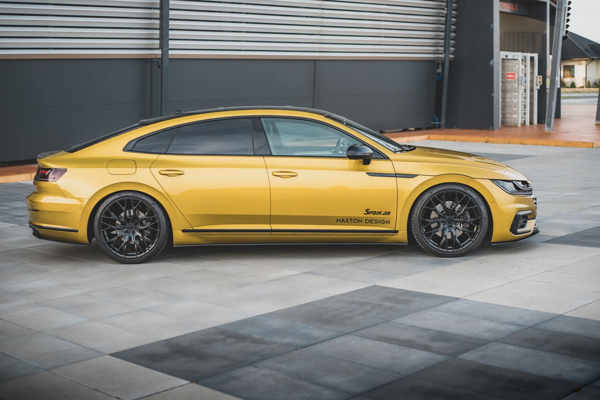 Nærbilde av CNC-frest sideskjørtdiffuser for Volkswagen Arteon R-Line med kantdetalj