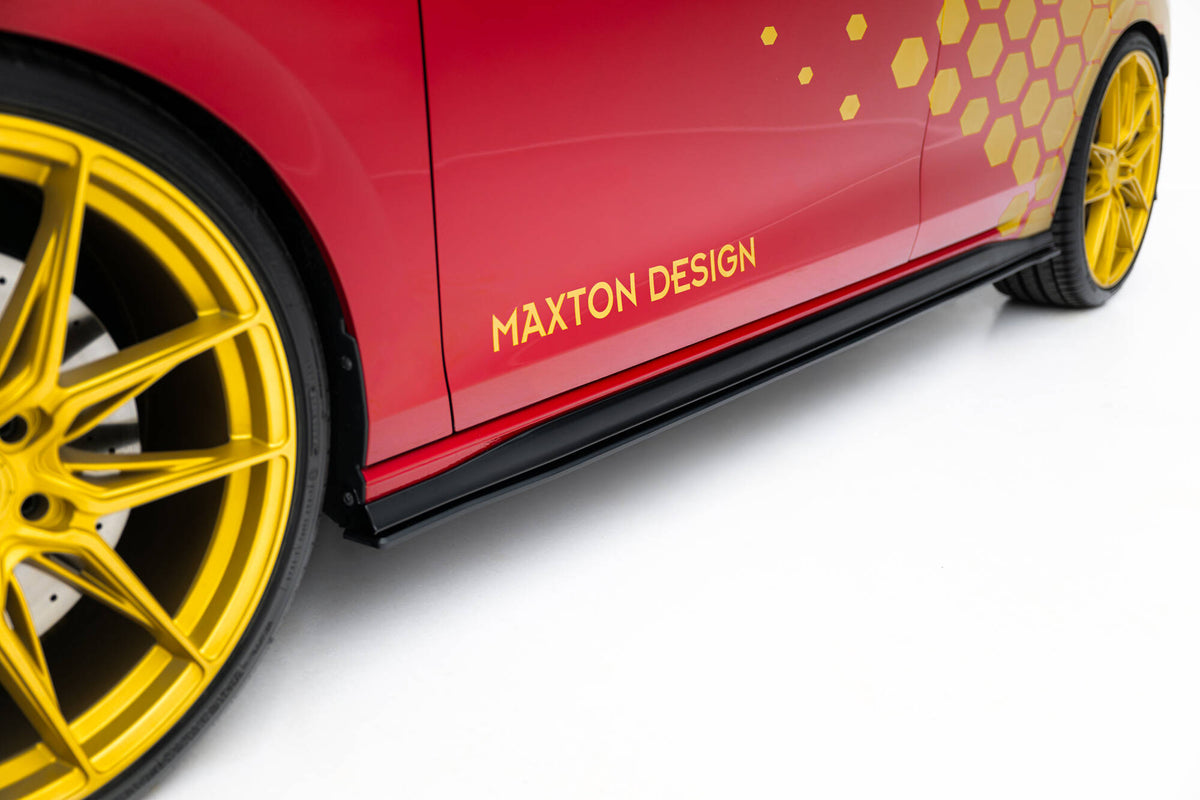 Sidepanel til VW Golf 8 GTI Clubsport / GTI Facelift – nærbilde av overflatestruktur i sort ABS-plast