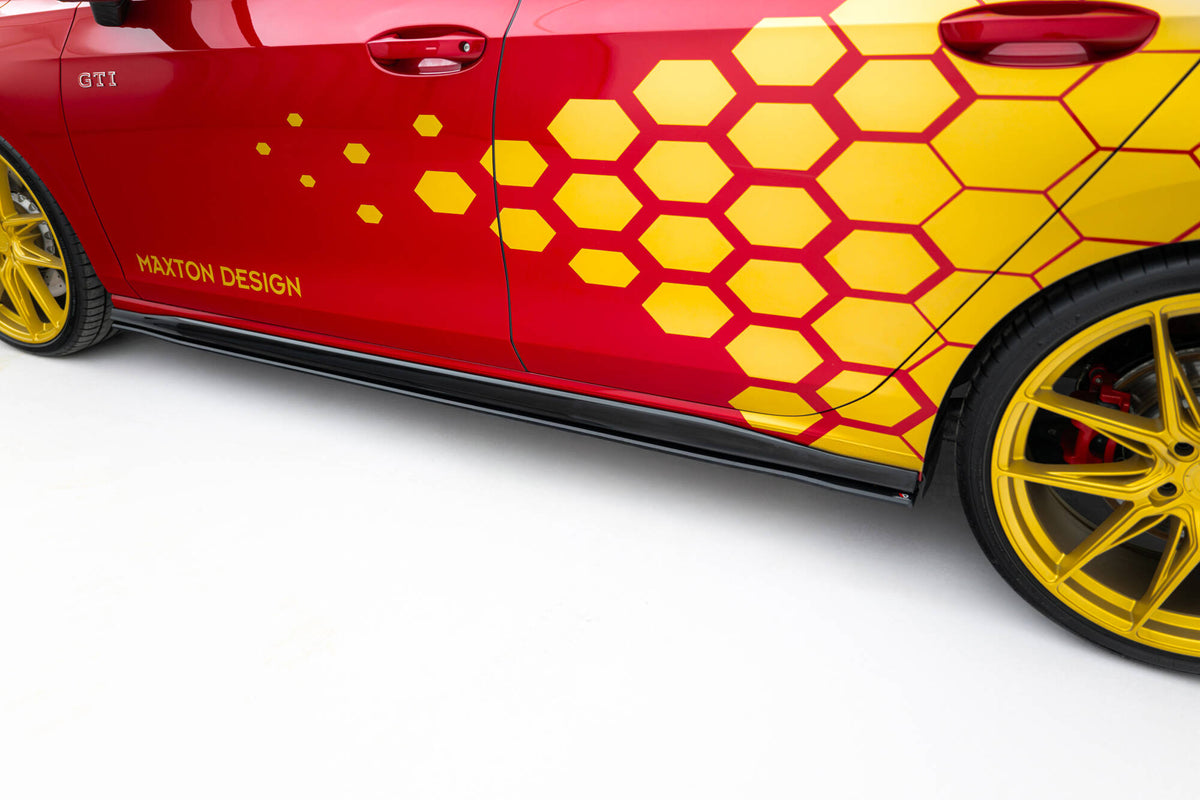 Sideskjørt for VW Golf 8 GTI Clubsport / GTI Facelift montert på bil med sportslig styling