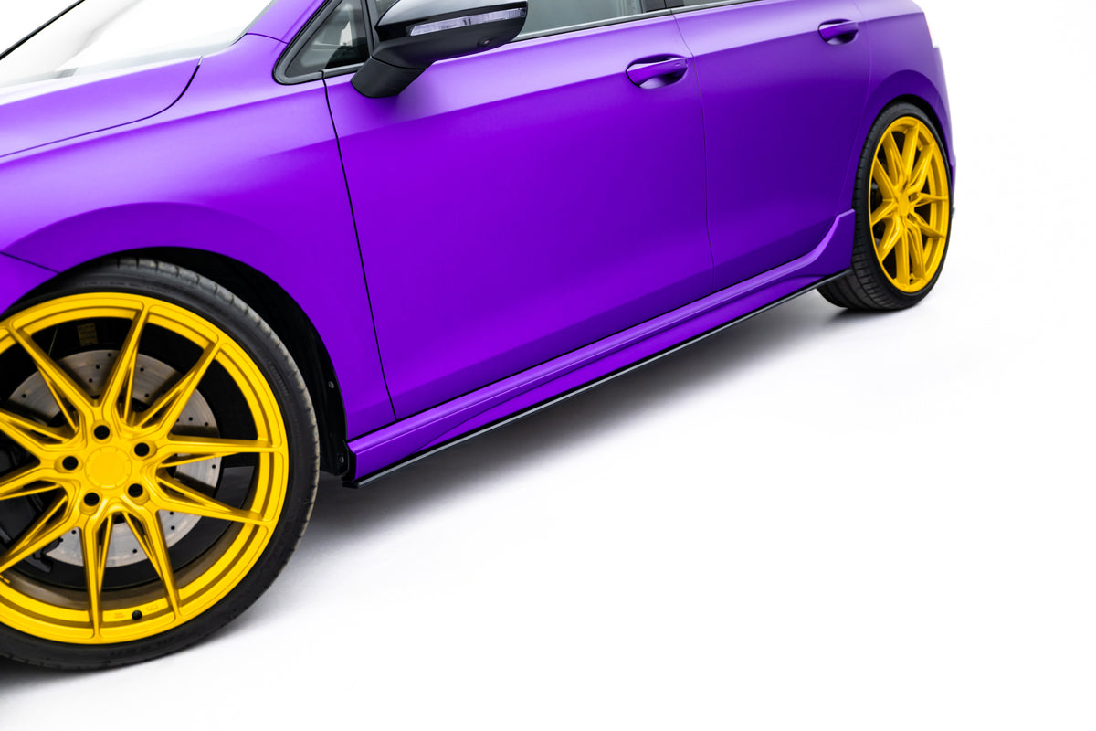 Street Pro sideskjørt diffuser montert på Volkswagen Golf R Mk8
