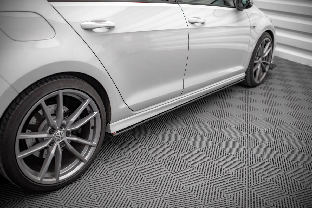 Street Pro sideskjørt-diffusorer til VW Golf R Mk7 sett ovenfra på flatt underlag