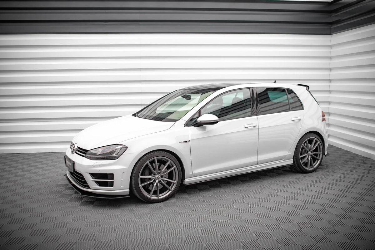 Sideskjørt-diffusor montert på Volkswagen Golf R Mk7 sett fra siden