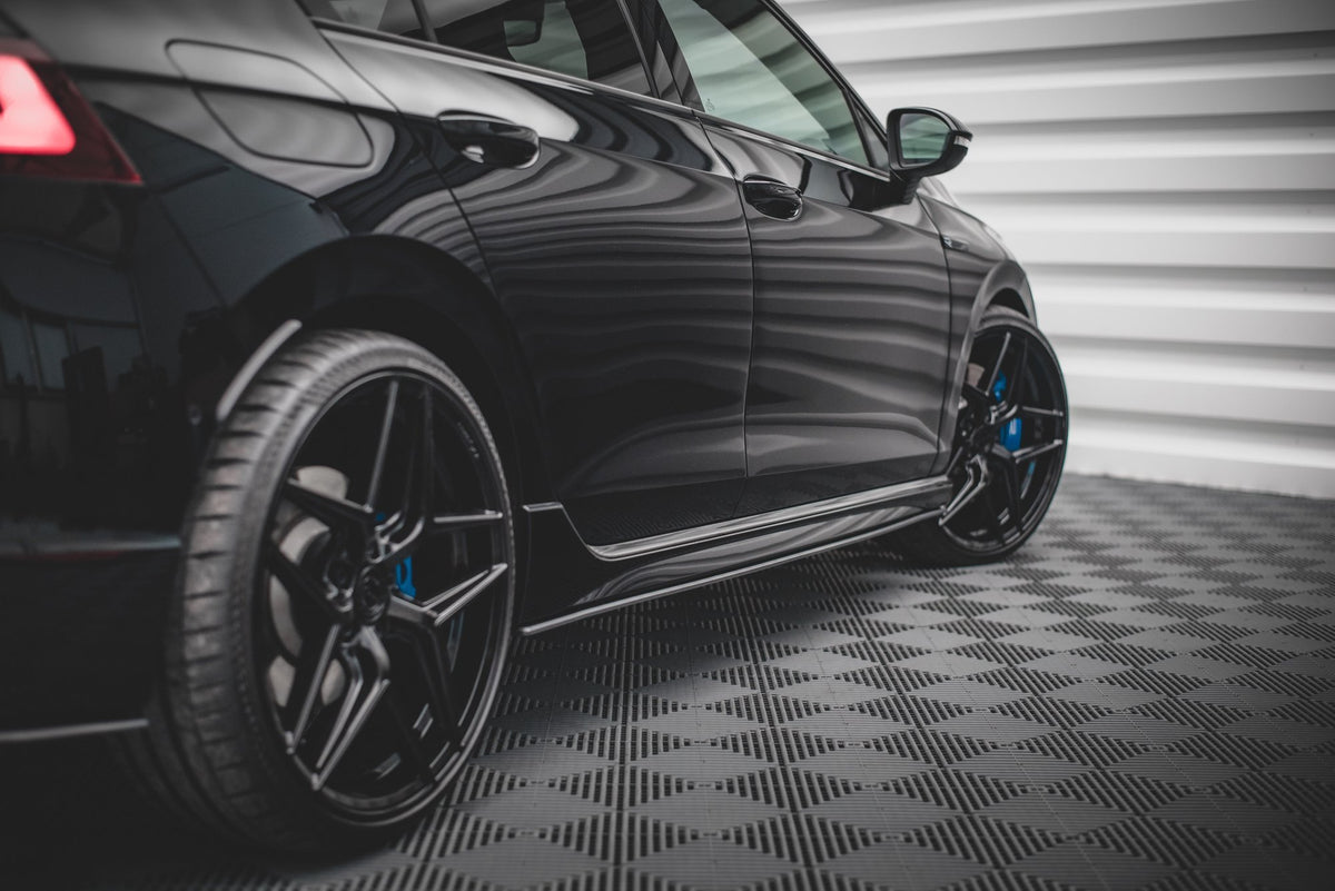 Sideskjørt-forlenger for VW Golf 8 R sett rett fra siden