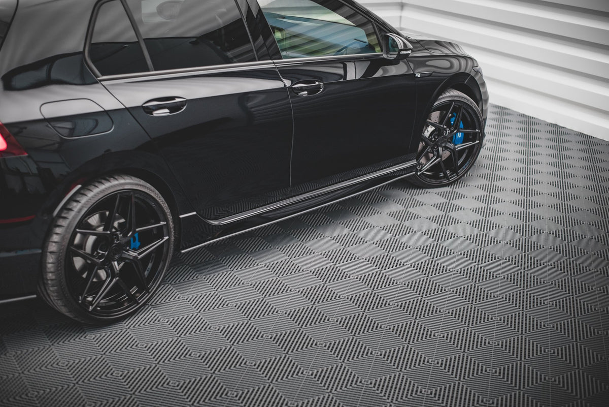 Sideskjørt til VW Golf 8 R montert på sort VW Golf 8