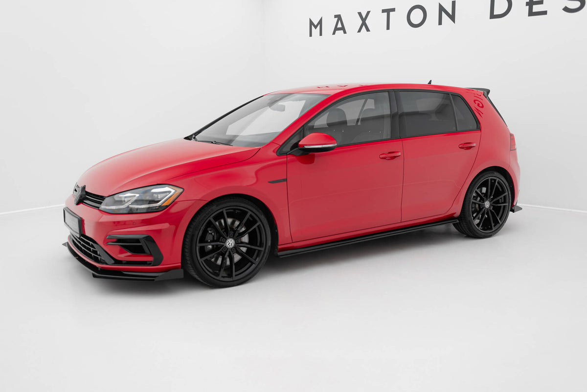 Maxton Design sideskjørt diffusorer montert på VW Golf R-Line MK7 Facelift, skrå vinkel