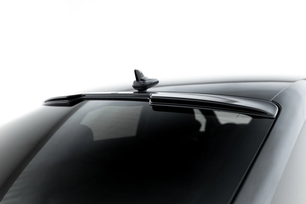 Nærbilde av bakrutespoiler Audi A3 Sedan 8Y Facelift med blank sort Gloss Black-overflate