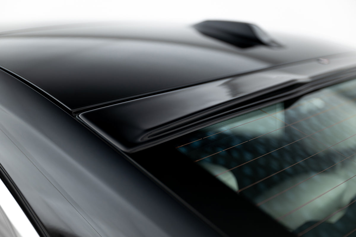 Detalj av blank sort takspoiler til BMW 7-serie G70