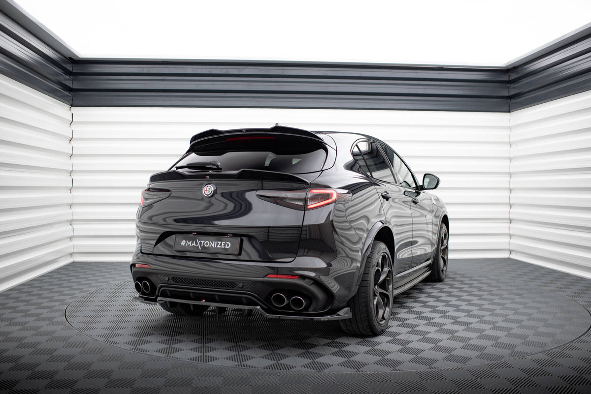 Spoilerforlenger montert på bakkanten av Alfa Romeo Stelvio i skrå vinkel
