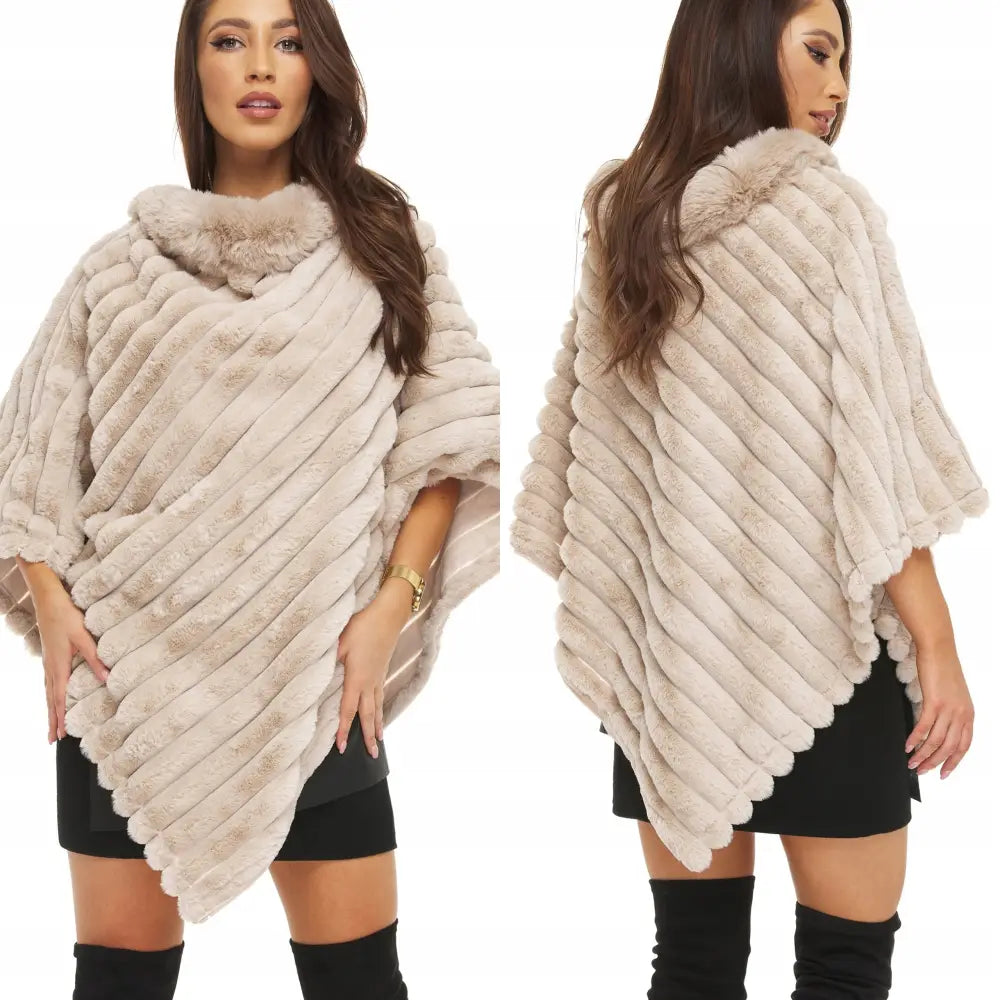 Poncho Med Kunstig Pelsstripet Fuskepels i Beige - 1