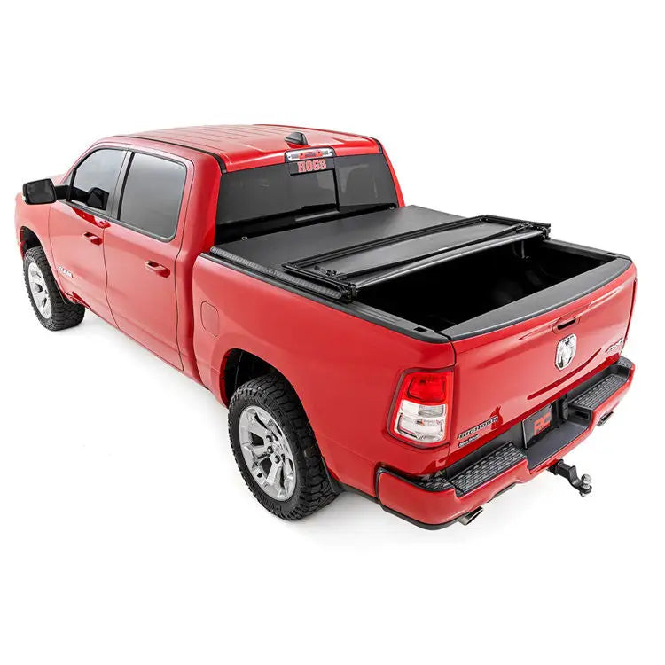 Ram 1500 Dt 19- Myk Tri-fold Trekk i Rough Country 5’7’ - 13