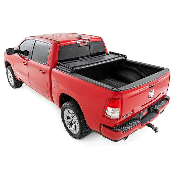 Ram 1500 Dt 19- Myk Tri-fold Trekk i Rough Country 5’7’ - 14