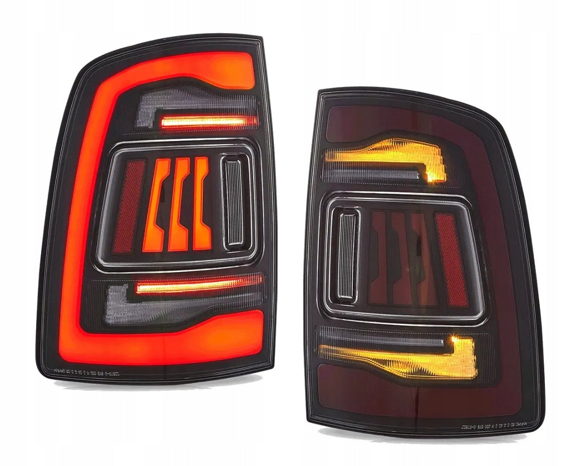Baklykter Dodge Ram 09-24 i red smoke med tent rød neon-stripe og gult blinkfelt.