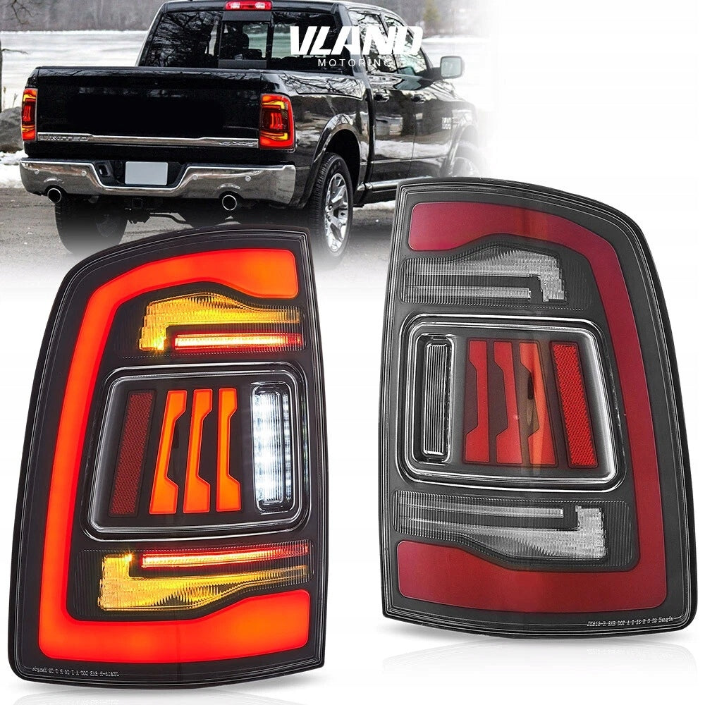 Baklykter Dodge Ram 09-24 Vland full LED i klart glass med rød/hvit innmat, sett ved pickup.