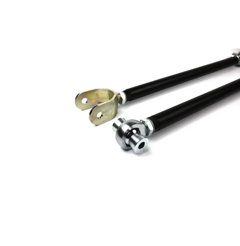 Regulerbare camber-arm bak montert på BMW E36 driftbil for justering av hjulvinkel