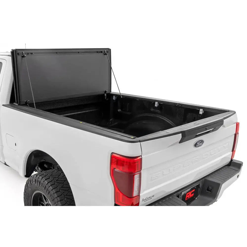 Røff Landsdeksel Tri-fold Lavprofil Rough Country 6’10’ - Ford F250 23- - 3