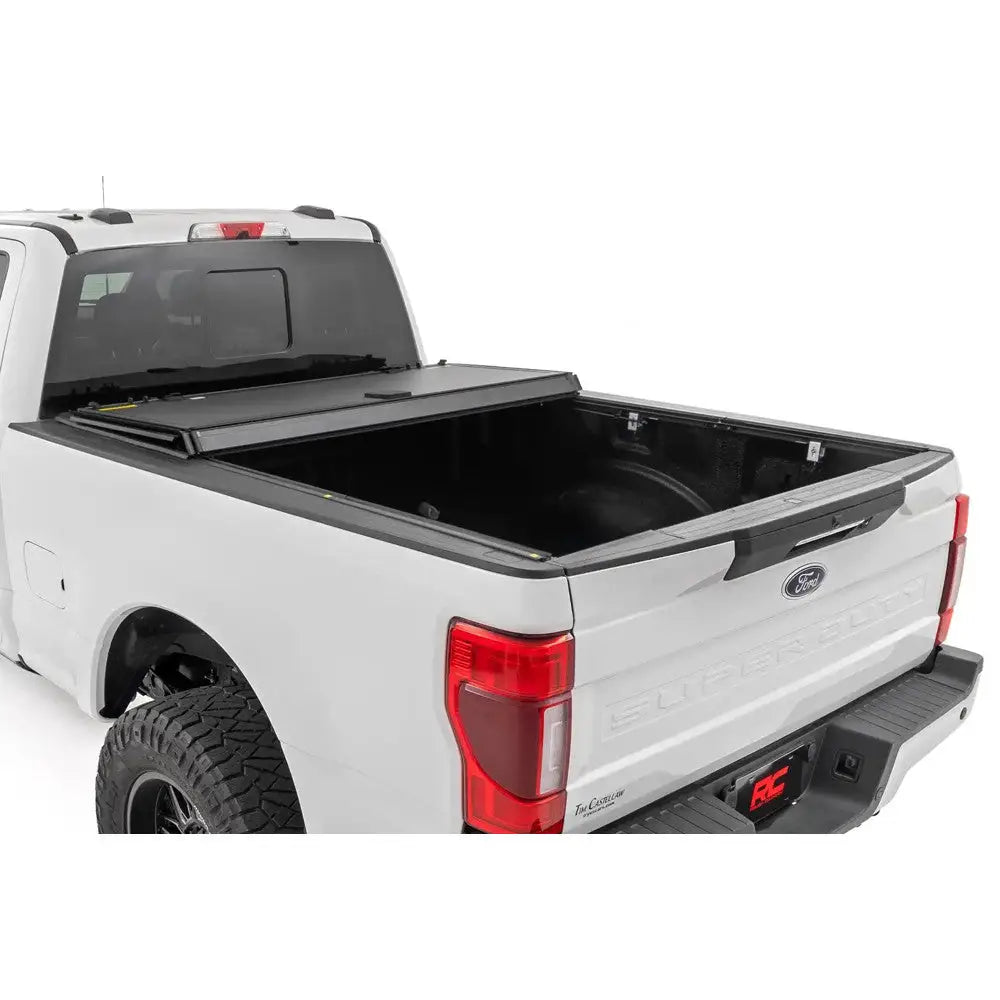 Røff Landsdeksel Tri-fold Lavprofil Rough Country 6’10’ - Ford F250 23- - 6