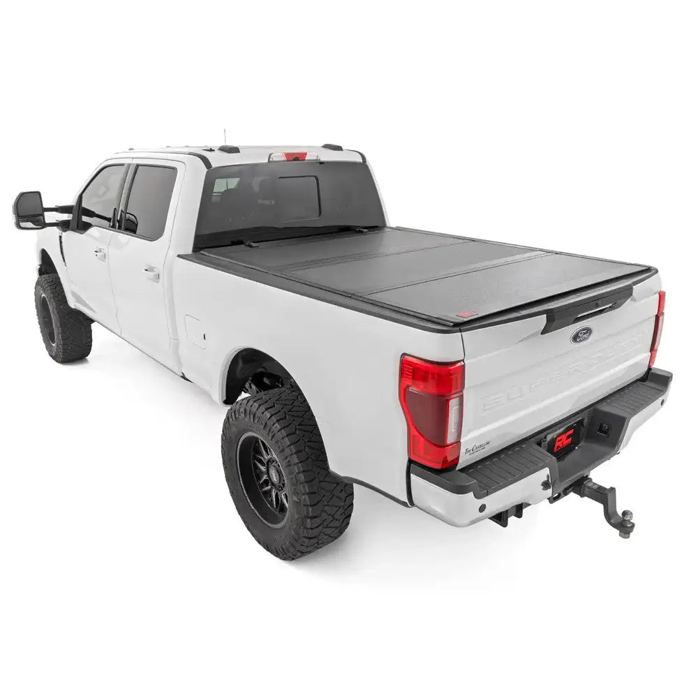 Røff Landsdeksel Tri-fold Lavprofil Rough Country 6’10’ - Ford F250 23- - 16