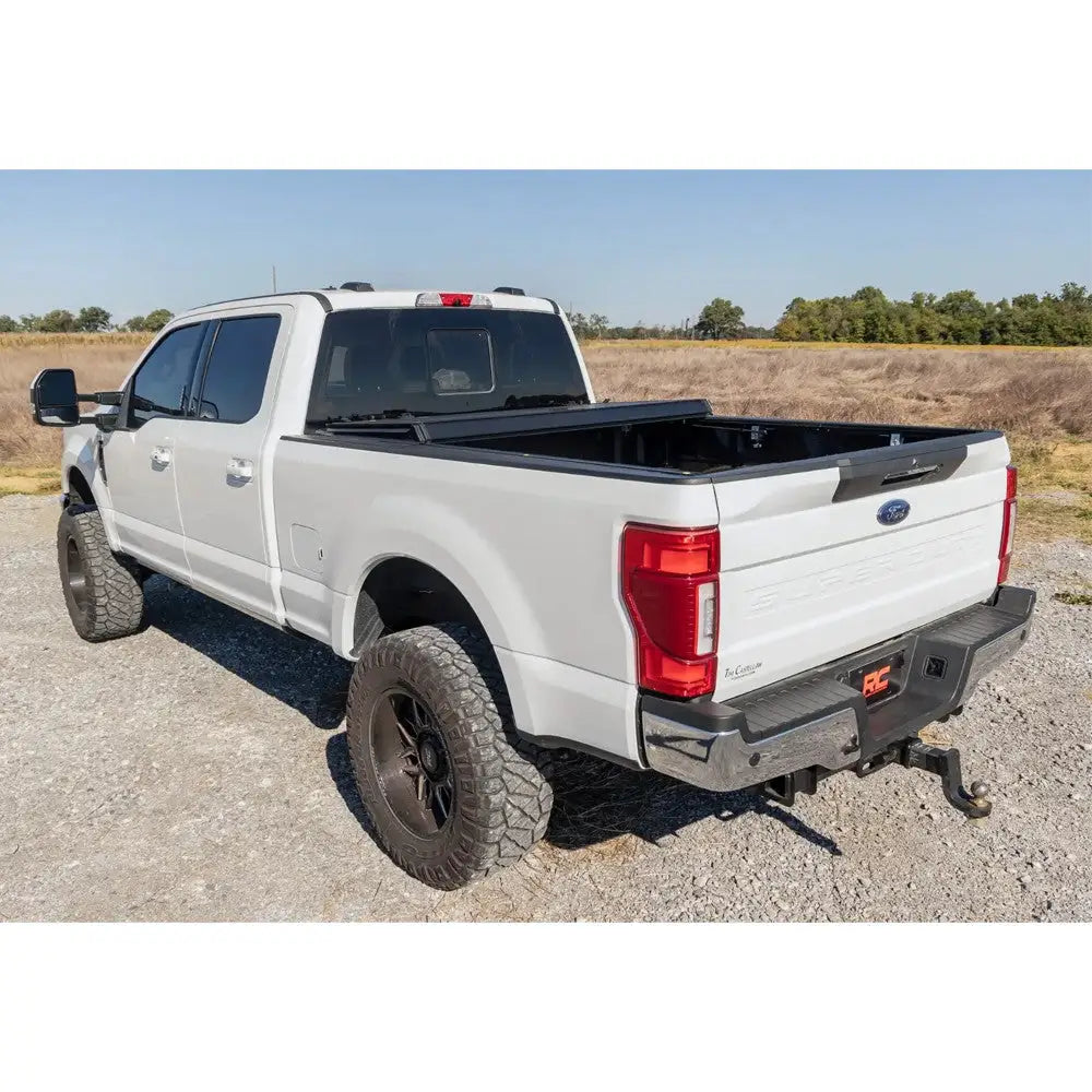 Røff Landsdeksel Tri-fold Lavprofil Rough Country 6’10’ - Ford F250 23- - 11