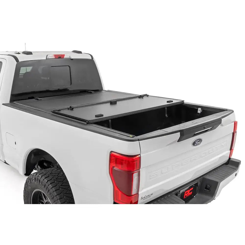 Røff Landsdeksel Tri-fold Lavprofil Rough Country 6’10’ - Ford F250 23- - 17