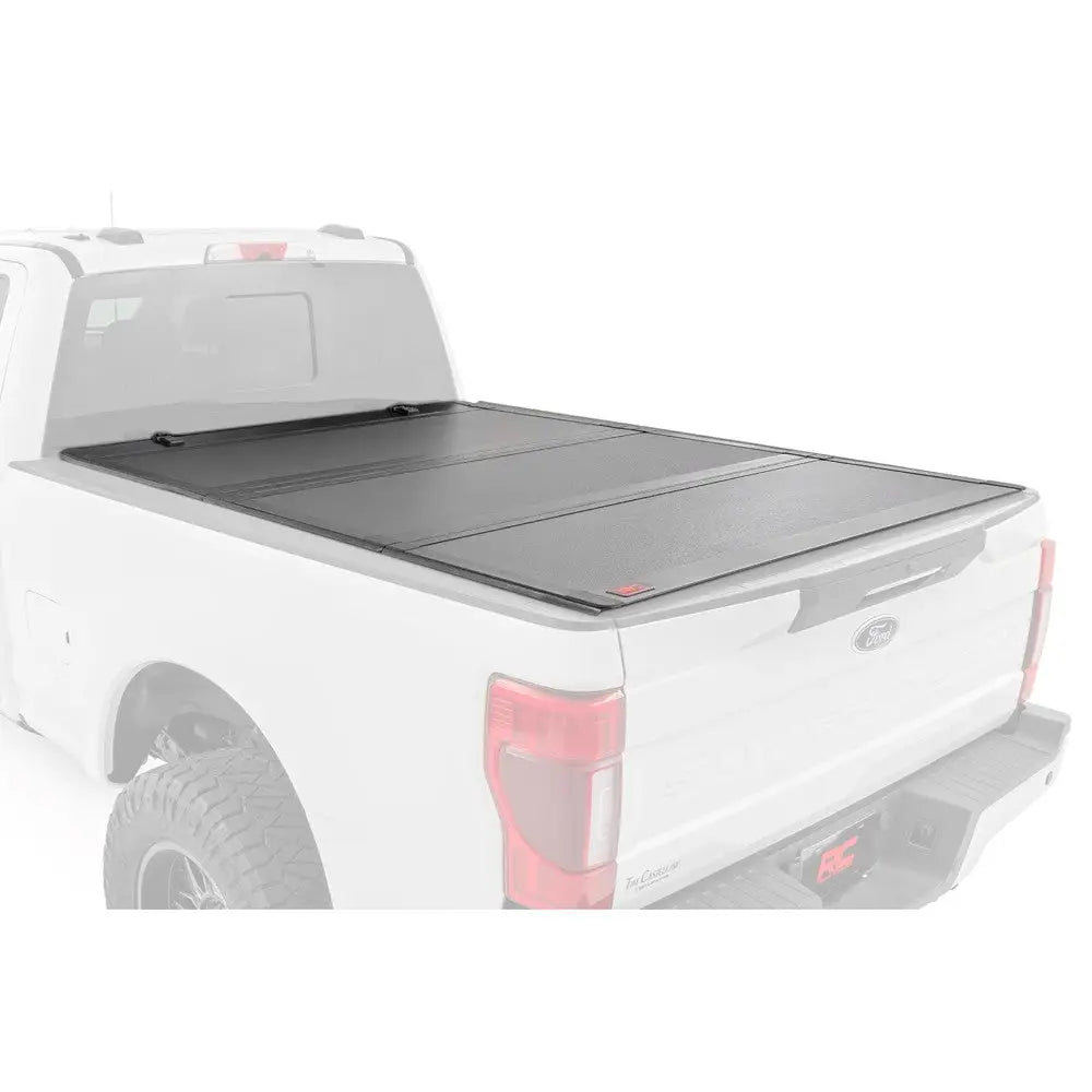 Røff Landsdeksel Tri-fold Lavprofil Rough Country 6’10’ - Ford F250 23- - 22