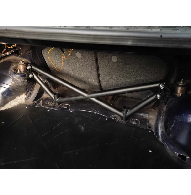 Oversiktsbilde av 4-punkts X-brace avstiver for BMW E36 drift og motorsport