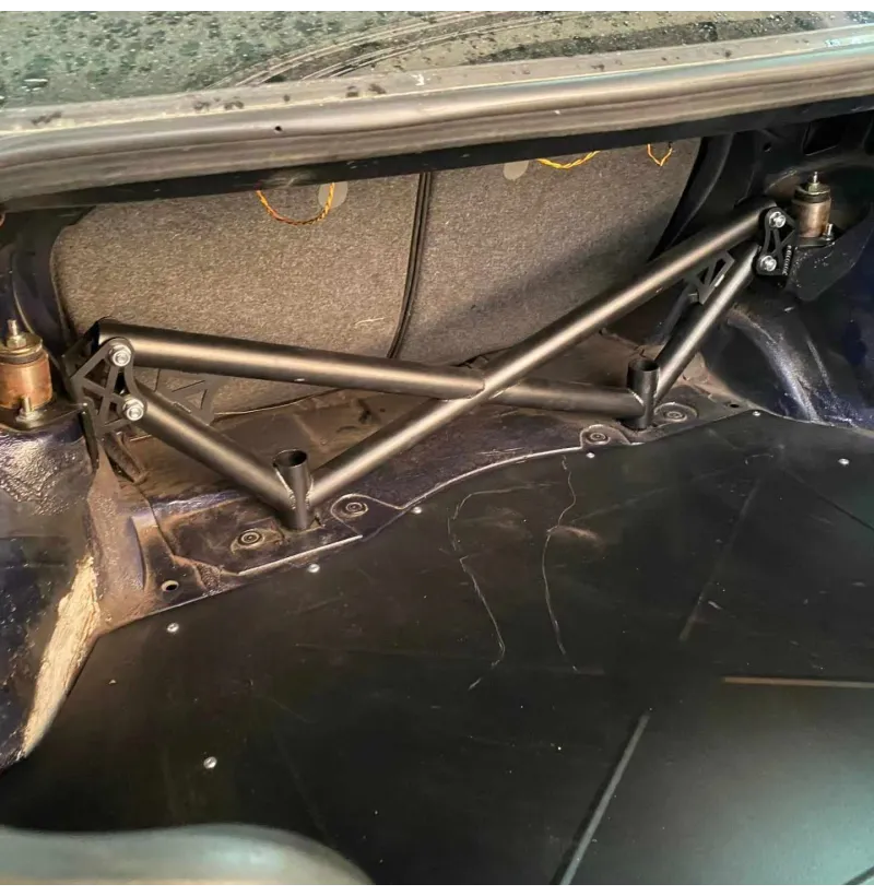 Monteringsinstruksjoner med utskjæring for BMW E36 bakre X-brace