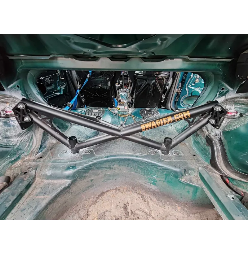 Detaljbilde av CNC-bøyde braketter på BMW E46 X-brace