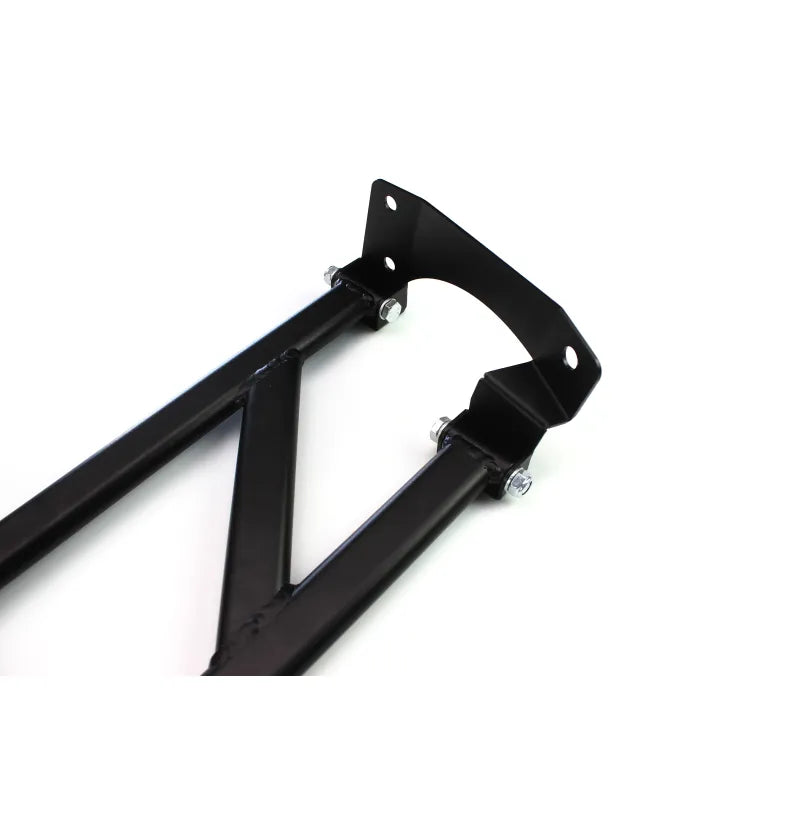 Nærbilde av MIG/MAG-sveiset X-Brace avstiver i stål for BMW 3-serie E90-E93