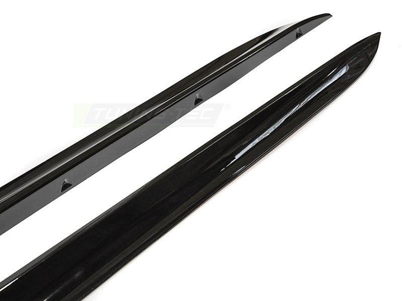 Nærbilde av glossy svart sideskjørt panel Performance-stil BMW G22 G23 2020