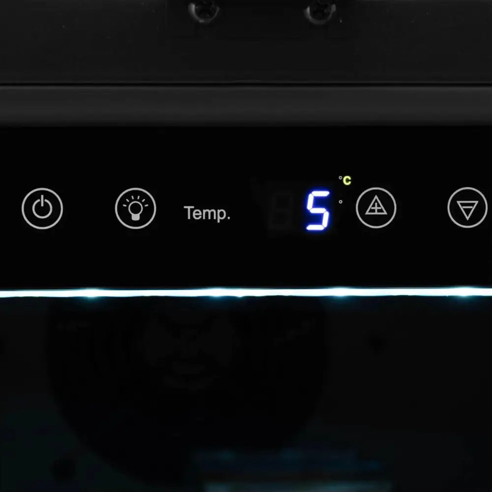 Digitalt kontrollpanel på smal vinkjøler, blått LED-display viser 5°C og berøringsknapper for innstillinger.
