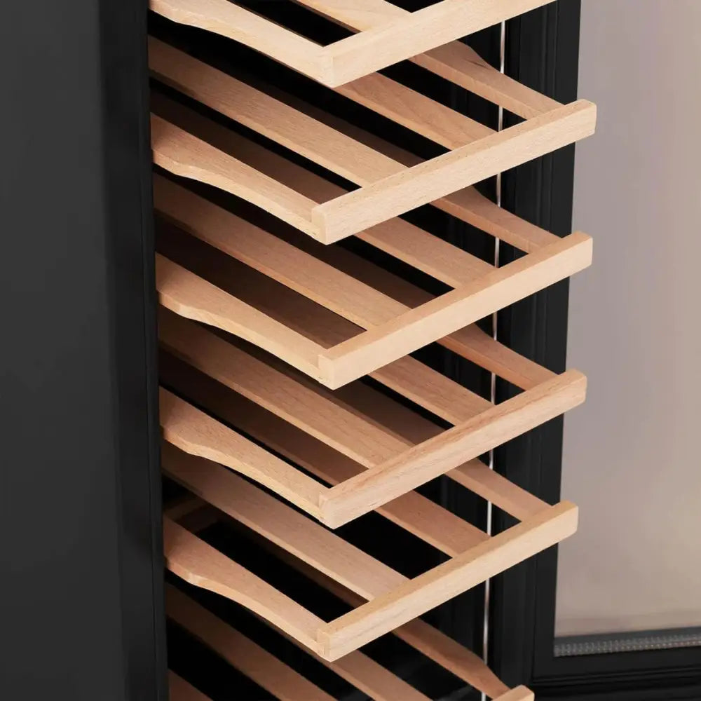 Smal vinkjøler med seks LED-belyste trehyller, nærbilde fra siden som viser hyllenes buede design.