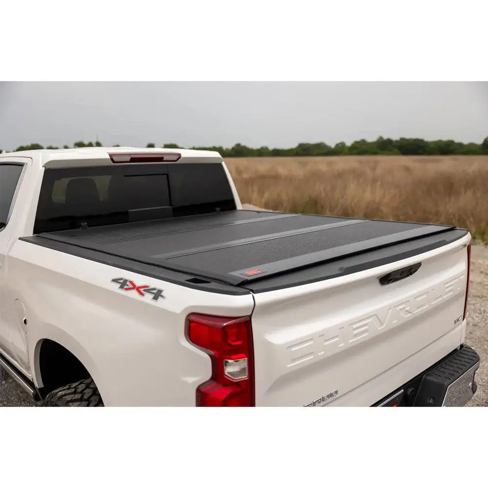 Solid Tri-fold Lavprofil Deksel Rough Country 5’10’ - Gmc Sierra 1500 19- - 15